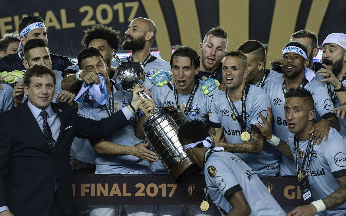 Capito Pedro Geromel ergueu a taa do Grmio em mais uma conquista continental
