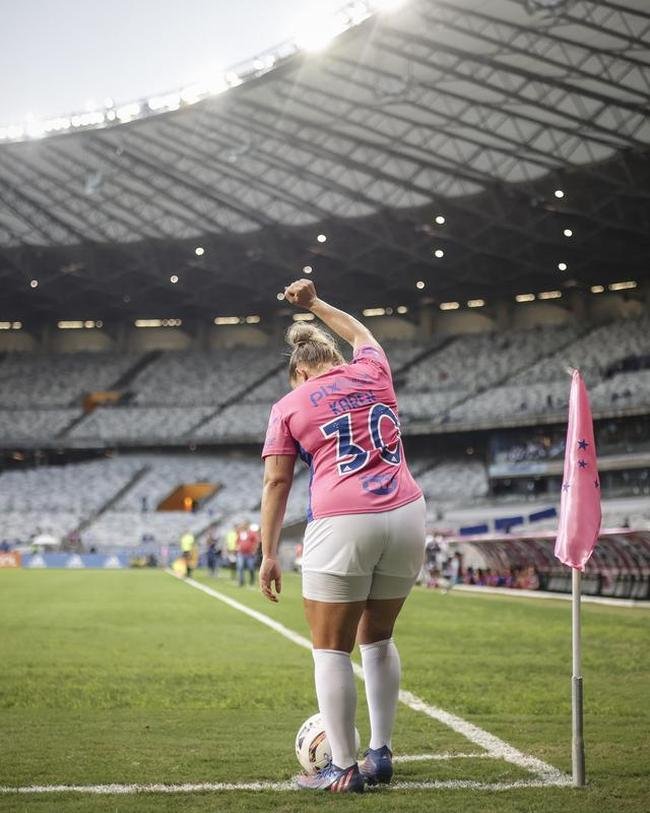 Em preliminar de Cruzeiro x Ituano pela Srie B, o time feminino da Raposa, conhecido como Cabulosas, goleou o Araguari por 8 a 0 pela terceira rodada do Campeonato Mineiro Feminino. Equipe cruzeirense estreou o uniforme rosa, confeccionado pela Adidas em homenagem  campanha Outubro Rosa, de conscientizao contra o cncer de mama