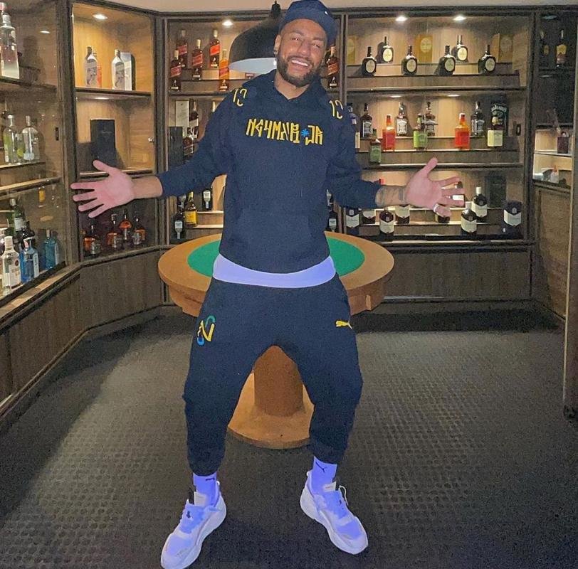 Ssia oficial de Neymar imita at mesmo poses do craque