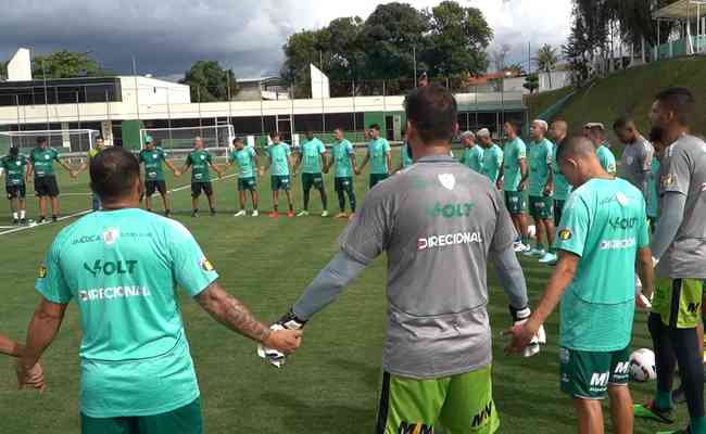 Jogadores do Amrica se reuniram em campo do Lana Drumond para orar por Jair Bala