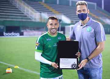 Lateral ganhou placa da Chapecoense, ex-clube, e deixou campo com lesão