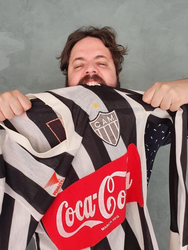 Nenel Neto, jornalista e dono do 'Baixa Gastronomia', 39 anos: %u201CSo cinquenta anos. Meio sculo. Vale a pena dedicar a quem viu em 1971 e, infelizmente, no teve a oportunidade de ver o Atltico campeo Brasileiro.  um ttulo to esperado em que temos que lembrar de tantos torcedores que estiveram ao lado do Galo.  para eles.