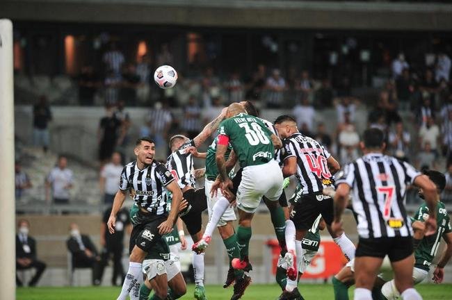 No segundo tempo, de cabea, Vargas abriu o placar para o Atltico no Mineiro: 1 a 0