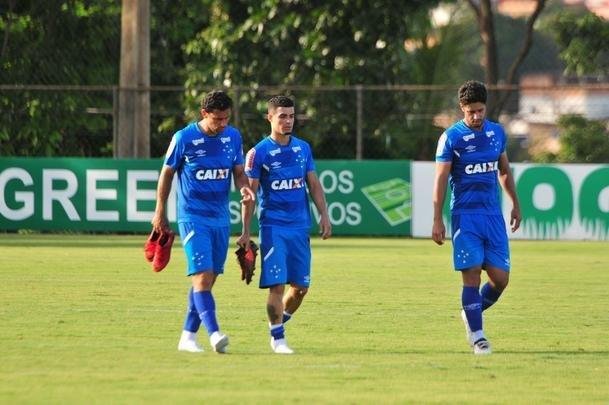 Sem Thiago Neves, que est com desgaste na panturrilha, Mano Menezes escalou o time titular do Cruzeiro no coletivo com Fbio; Lucas Romero, Leo, Murilo e Egdio; Henrique e Ariel Cabral; Robinho, Arrascaeta e Rafinha; Fred. Os reservas atuaram com Rafael; Arthur, Digo, Manoel e Marcelo Hermes; Lucas Silva, Nonoca e Bruno Silva; Rafael Marques, Rafael Sobis e Judivan