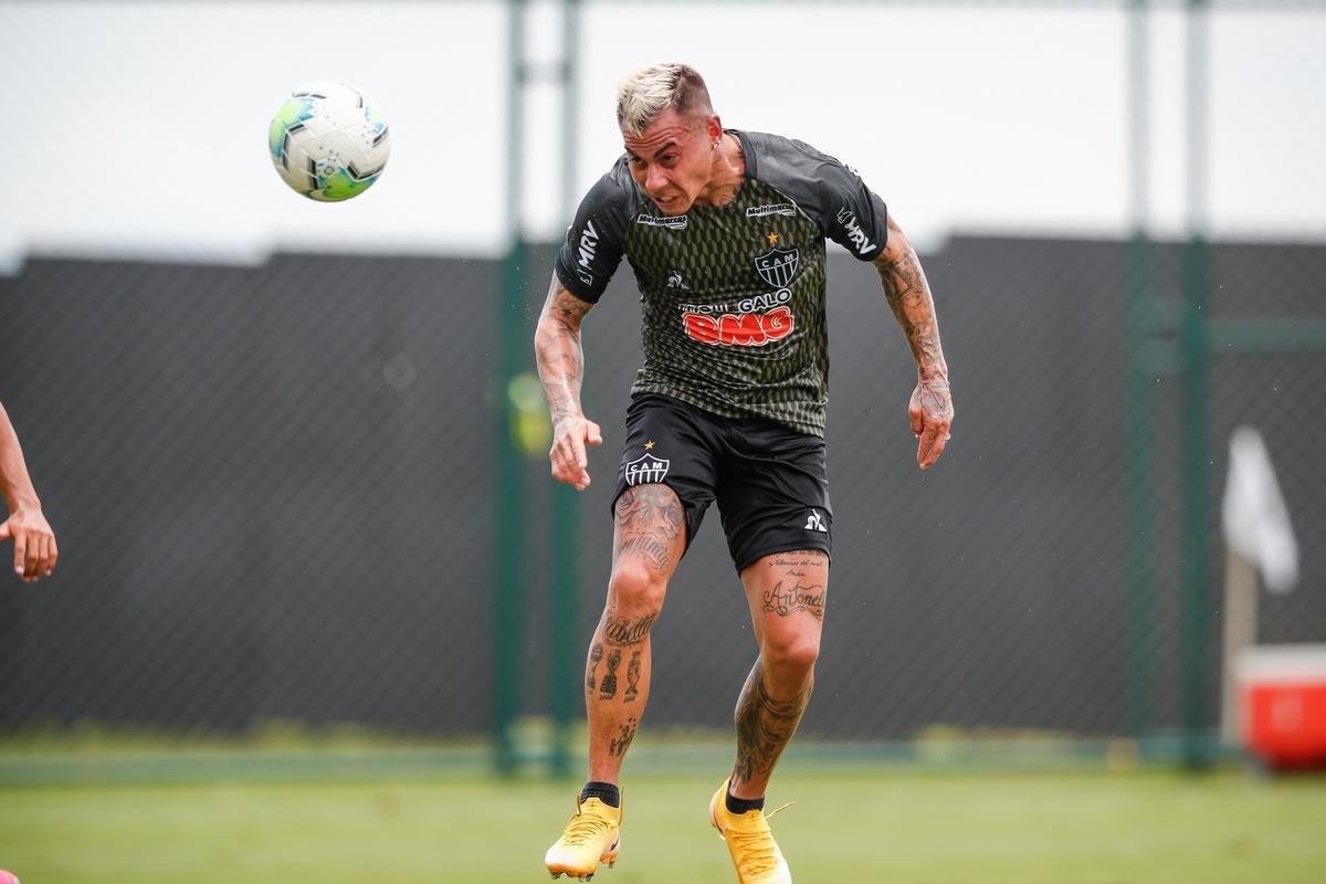Imagens do primeiro treino de Eduardo Vargas pelo Atltico