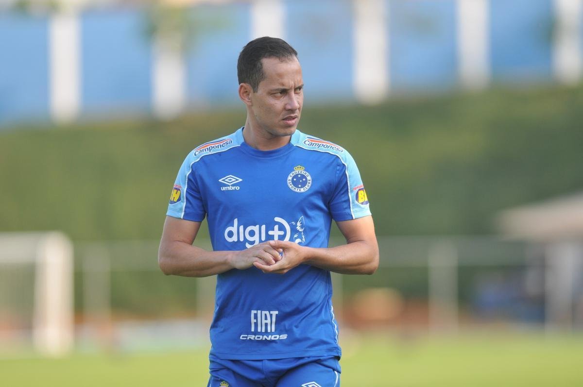 Fotos do primeiro treino de Abel Braga na Toca da Raposa II. Tcnico foi apresentado pelo Cruzeiro neste sbado e dirigir a equipe na segunda, s 20h, diante do Gois, no Serra Dourada, pela 22 rodada do Campeonato Brasileiro