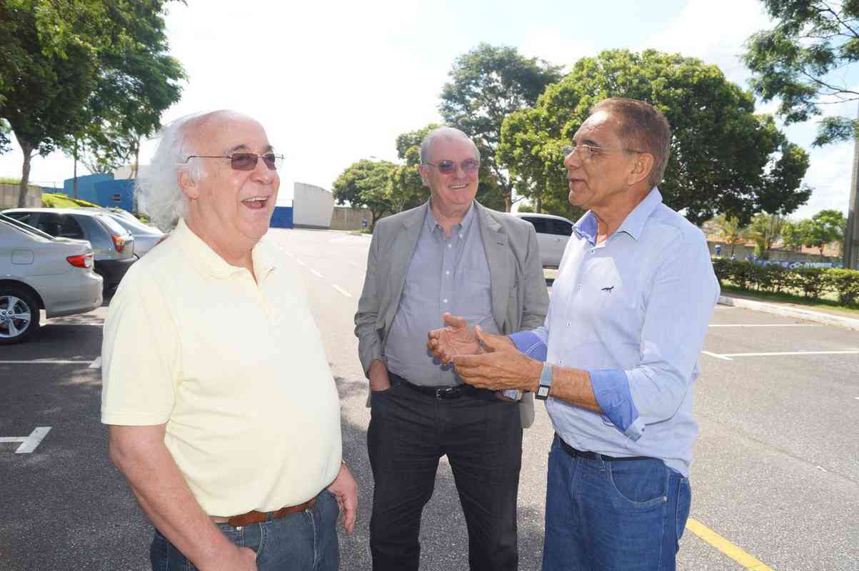 17/12/2014 - Benecy Queiroz (direita) em conversa com o ídolo Tostão e o ex-presidente Gilvan de Pinho Tavares na Toca da Raposa II