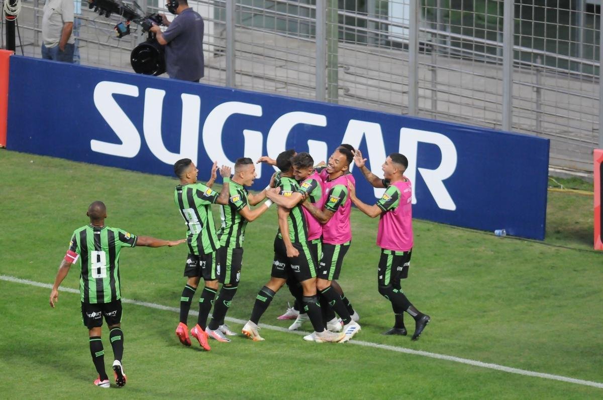 Fotos do clssico entre Amrica e Atltico, no Independncia, em Belo Horizonte, pela 10 rodada do Campeonato Mineiro. Jogo marcou o retorno dos dois rivais ao futebol em plena pandemia do novo coronavrus (Juarez Rodrigues/EM/DAPress)
