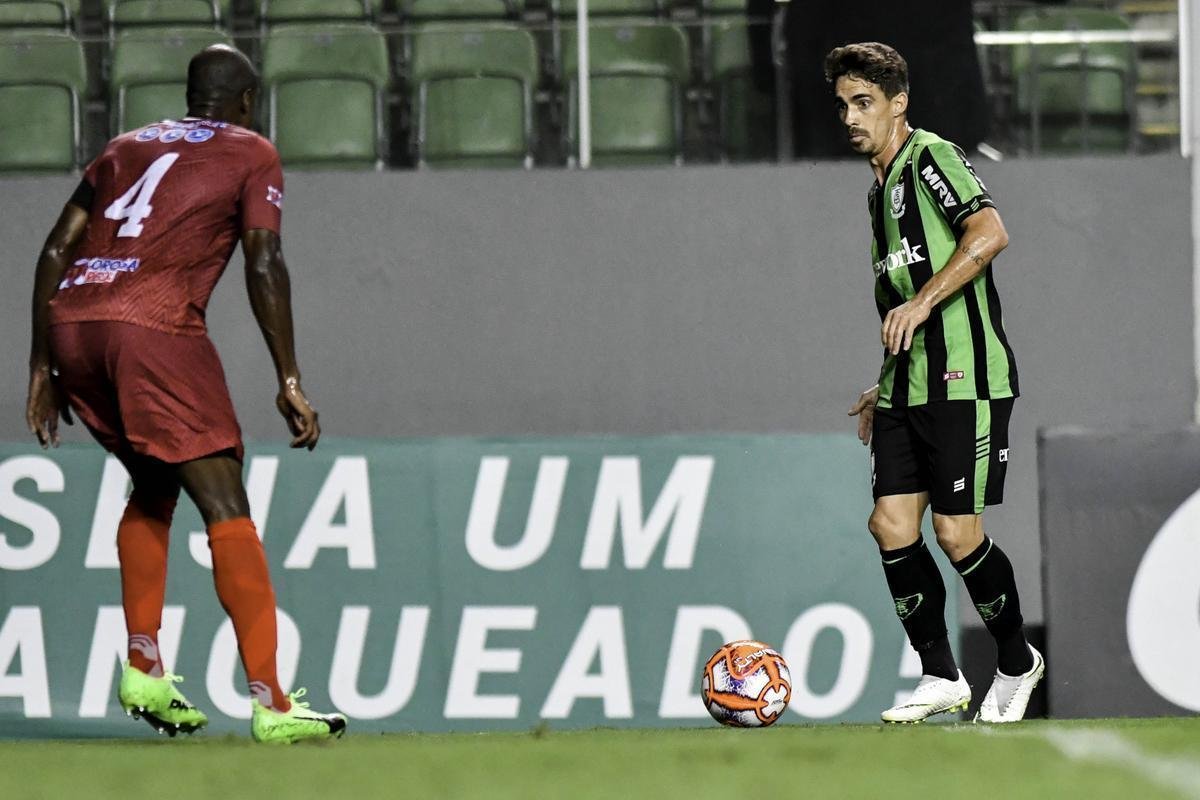 Fotos do primeiro tempo do duelo entre Amrica e Guarani, no Independncia, pela 11 rodada do Mineiro