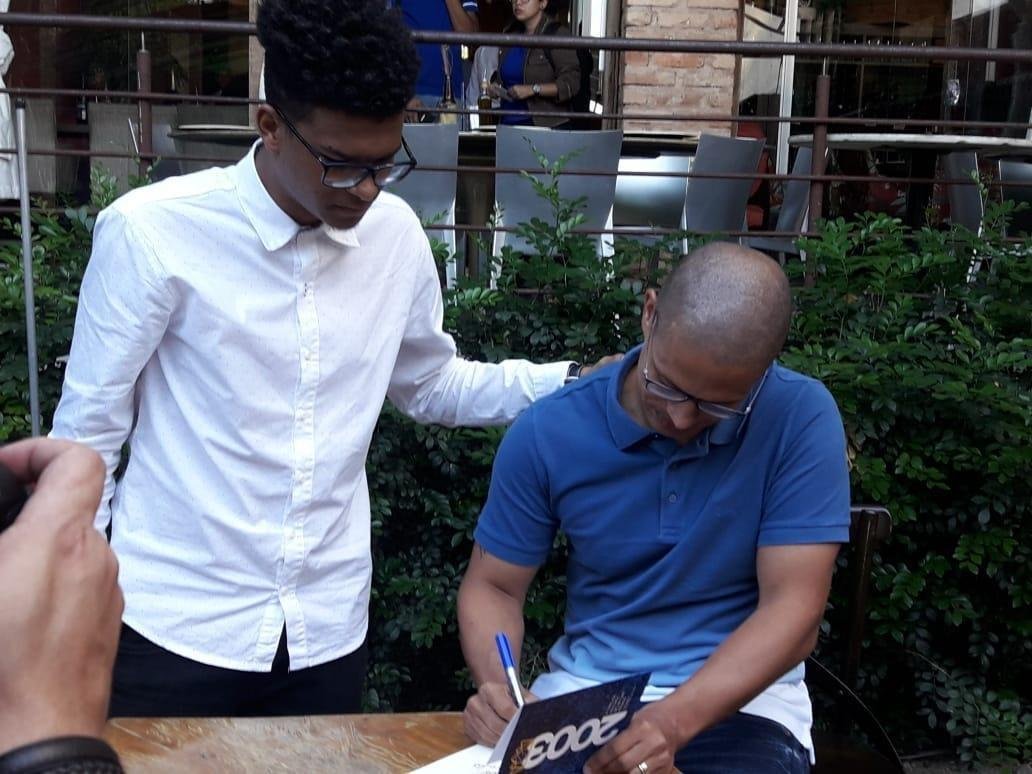 'Quem viveu 2003, ter boas recordaes. Quem no viveu e apenas ouviu as histrias, ter mais uma situao para ler e entender um pouquinho o que houve'. Com essas palavras, Alex convocou os torcedores do Cruzeiro a prestigiarem a obra '2003, a Trplice Histria de um Time Mgico', que conta a histria do elenco que encantou o pas e deu show em trs competies: Campeonato Mineiro, Copa do Brasil e Campeonato Brasileiro. Comercializado por R$ 39,90, o livro de 138 pginas, escrito pelo ex-camisa 10 em parceria com o jornalista Anderson Olivieri, foi lanado na noite desta segunda-feira, na Pizzaria Villa Floriano, Bairro de Santa Efignia, na Regio Leste de Belo Horizonte. Entre vrias personalidades que prestigiaram o evento esto o zagueiro Leo, os ex-jogadores Ricardinho, Augusto Recife, Sandro, Leandro e Ruy e o preparador fsico Antnio Mello.