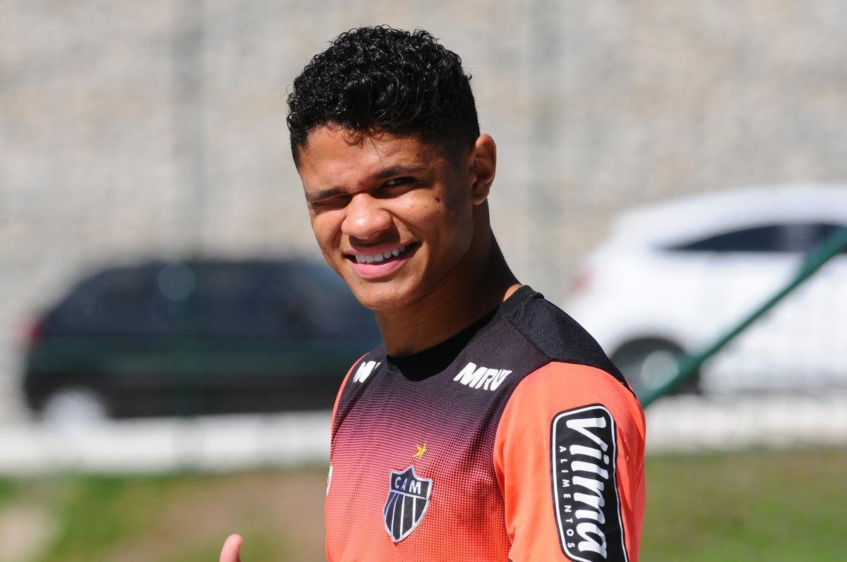 Douglas Santos - Tambm em 2016, o jovem Douglas Santos, aos 22 anos, foi vendido pelo Atltico para o Hamburgo por cerca de 7 milhes de euros (R$ 25 milhes na cotao da poca). O Galo ficou ainda com 15% de uma possvel transferncia, que aconteceu em 2019. O lateral foi para o Zenit, da Rssia, por 12 milhes de euros (cerca de R$ 51,7 milhes), o que ajudou a reforar o caixa alvinegro. 