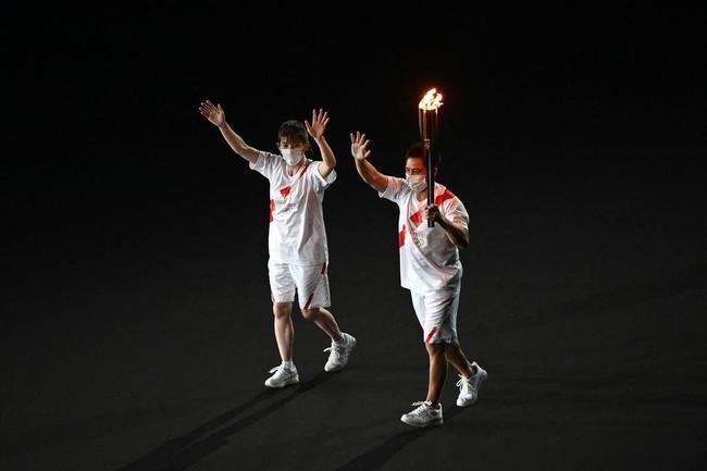 Acendimento da pira olmpica na cerimnia de abertura dos Jogos de Tquio