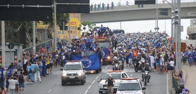 Depois de vencer o Vitria por 3 a 1 no Barrado, em Salvador, na noite de 13 de novembro de 2013, e confirmar o tricampeonato brasileiro, o Cruzeiro desembarcou em Confins numa quinta-feira e foi recebido por milhares de pessoas nas ruas de Belo Horizonte. O elenco desfilou em carro pela Avenida Antnio Carlos, pela Avenida Afonso Pena, no Centro, e foi em direo  sede do Barro Preto. Esta, sem dvida, foi a festa que envolveu o maior nmero de pessoas na capital mineira.