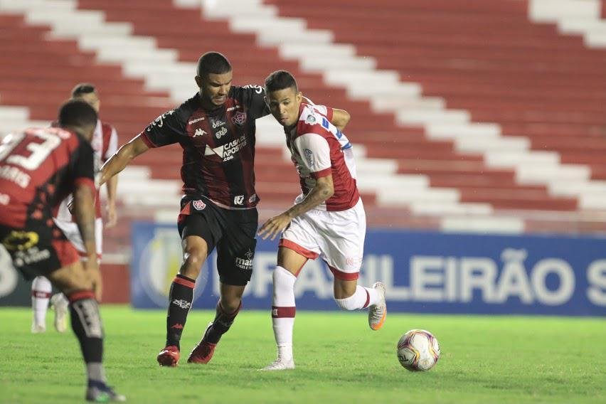 Nutico pressiona na segunda etapa, mas no consegue marcar gol em casa e fica no 0 a 0 com o Vitria. Alvirrubros ao menos impediram crescimento de sequncias de derrotas diante de rival direto na briga contra o rebaixamento