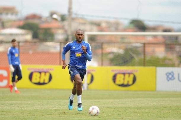 Com gol de Judivan e sob olhares dos membros do Ncleo Dirigente Transitrio, Raposa bateu o Bugre por 1 a 0