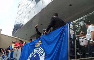 Novo reforo do Cruzeiro, Jlio Baptista foi recepcionado pelo presidente Gilvan de Pinho Tavares e acenou para torcedores da sacada da sede administrativa no Barro Preto