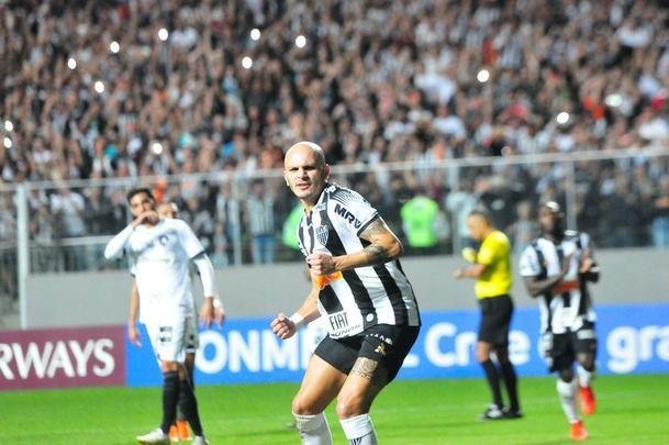 Atltico voltou forte na etapa final e abriu o placar em cobrana de pnalti com Fbio Santos: 1 a 0