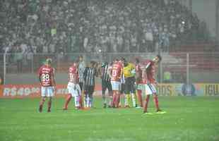 Em jogo com chuva de granizo e 'apago' no Horto, Galo  batido pelo Internacional por 1 a 0