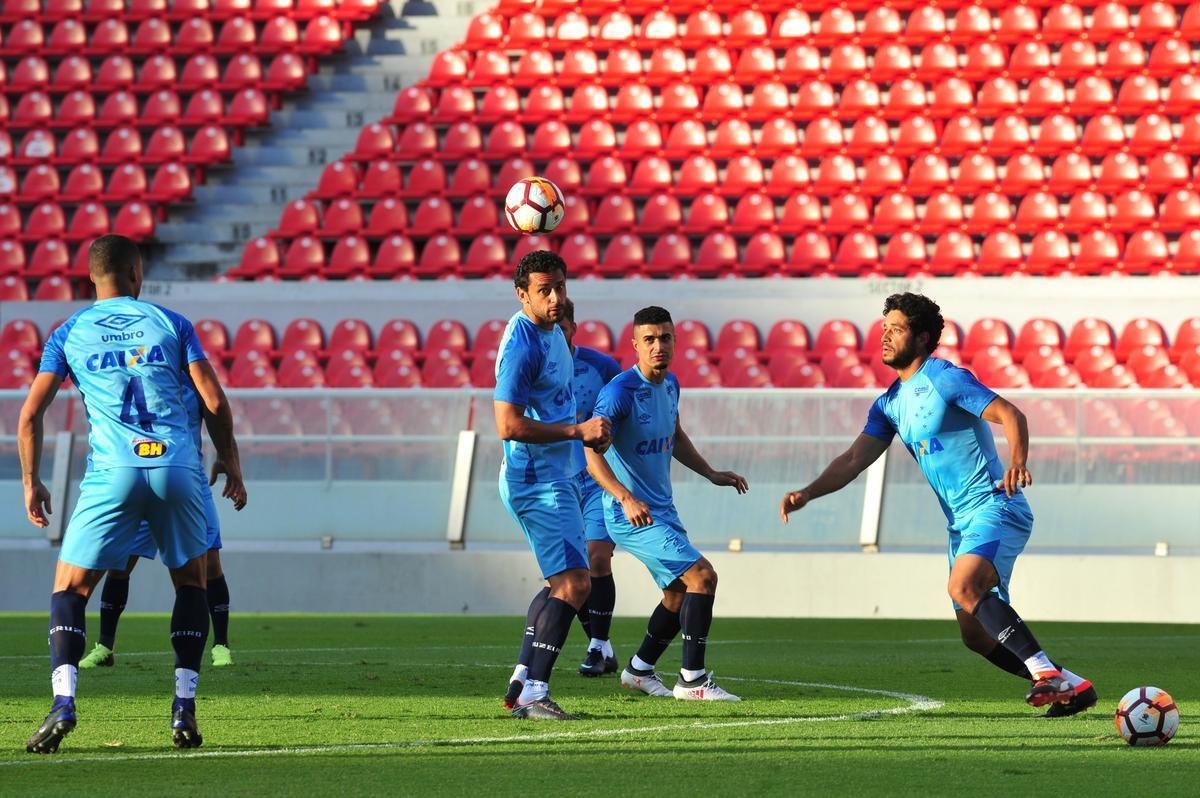 Fotos do treino do Cruzeiro no estdio Libertadores de Amrica, casa do Independiente, em Avellaneda. Time celeste fechou preparao para o jogo contra o Racing, s 21h30 desta tera-feira, no El Cilindro, pela primeira rodada do Grupo 5 da Copa Libertadores (Ramon Lisboa/EM D.A Press)