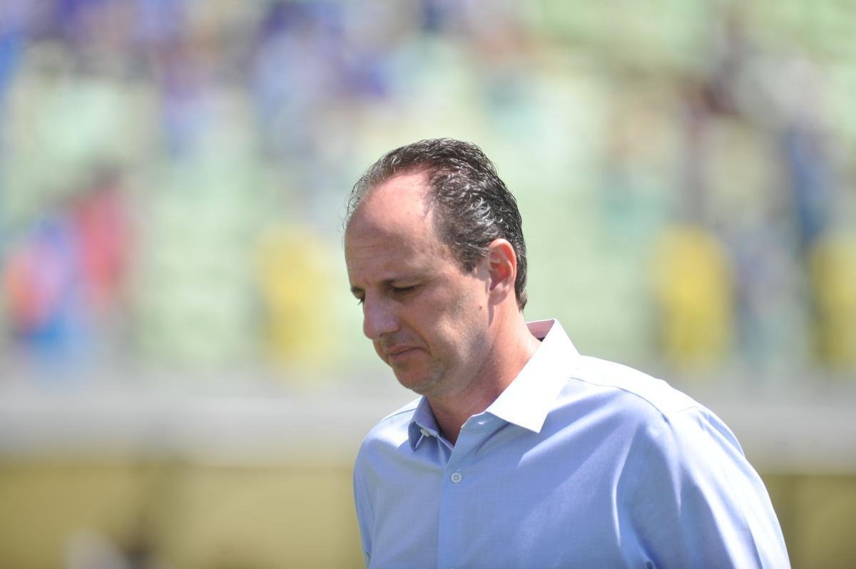 Jogadores do Cruzeiro e tcnico Rogrio Ceni deixaram campo do Independncia muito abatidos depois de derrota por 4 a 1 para o Grmio, pela 18 rodada do Campeonato Brasileiro. Torcida xingou diretoria, em especial o vice-presidente de futebol, Itair Machado