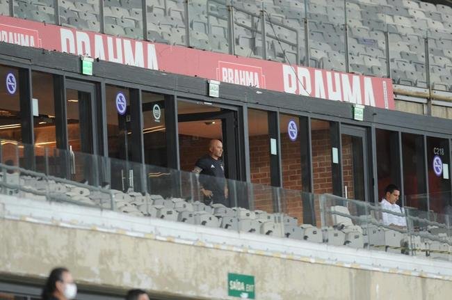 As reaes de Sampaoli e Vargas na goleada do Atltico sobre o Flamengo