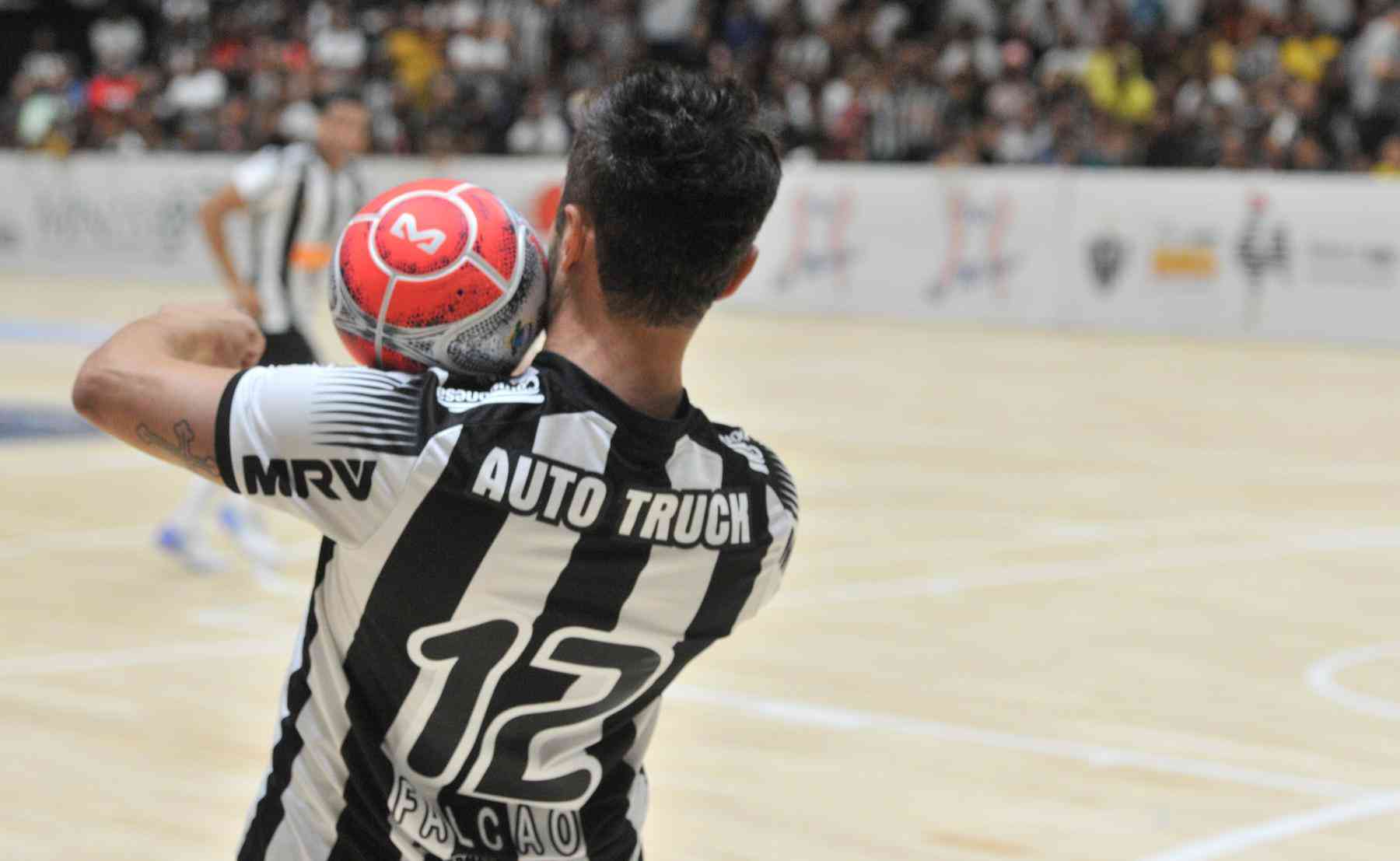 Manoel Tobias afirma que é o 'maior de todos os tempos' no futsal e coloca  Falcão em 2º