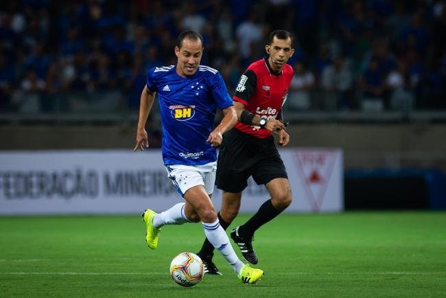 Rodriguinho (meia) - saiu do Cruzeiro em janeiro de 2020, depois de disputar as duas primeiras partidas da temporada. Em fevereiro, foi contratado pelo Bahia e assinou vnculo at dezembro de 2021. O clube celeste deve ao Pyramids, do Egito, valores referentes  compra dos direitos econmicos. H um processo na ordem de US$3 milhes (R$16,2 milhes) em curso na Fifa.