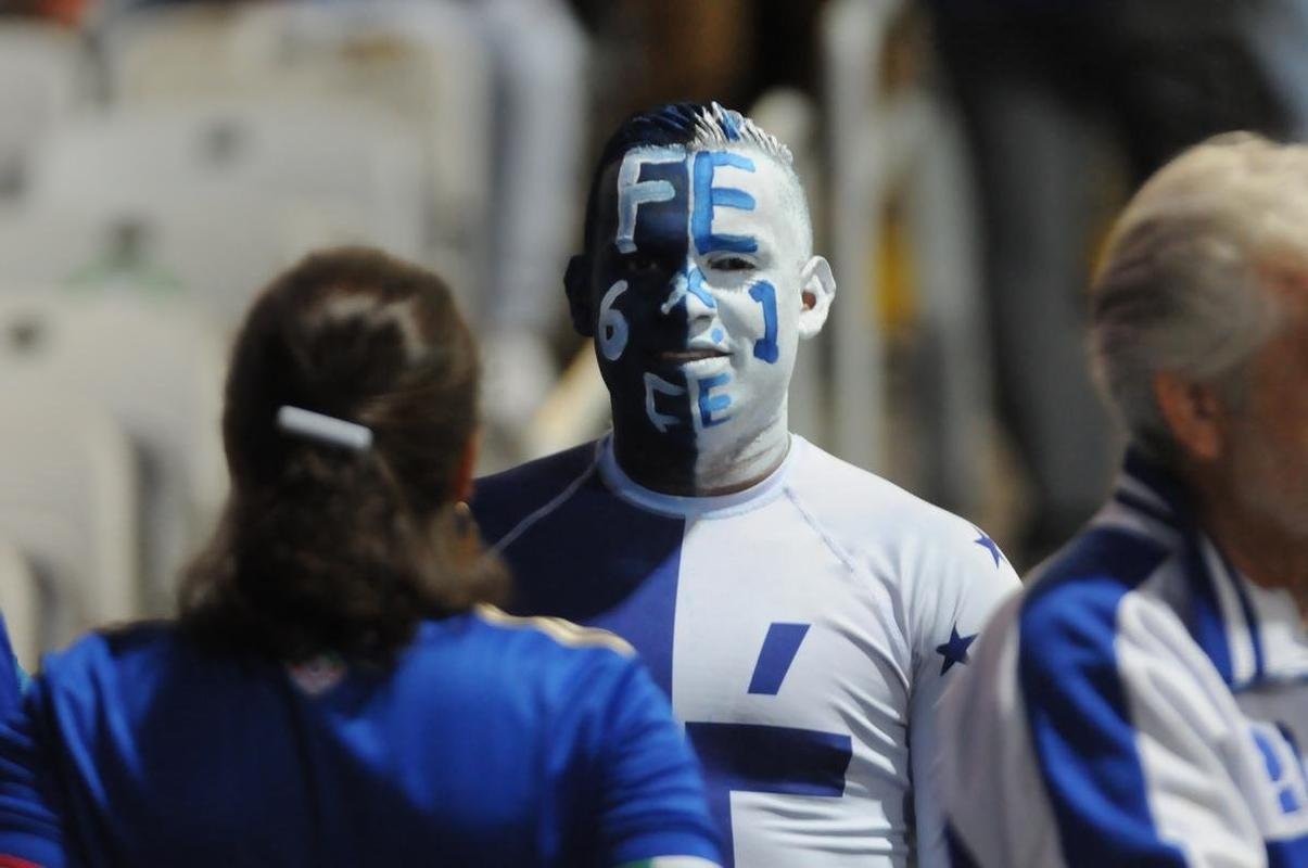 Torcedores do Cruzeiro no jogo com o Vila Nova, no Mineiro