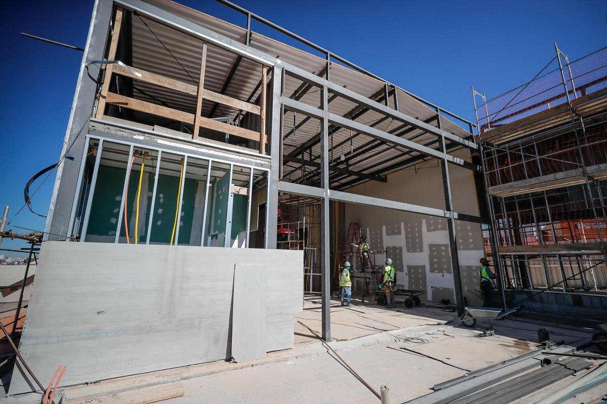 Ideia  mostrar a realidade das obras de construo do estdio do Galo
