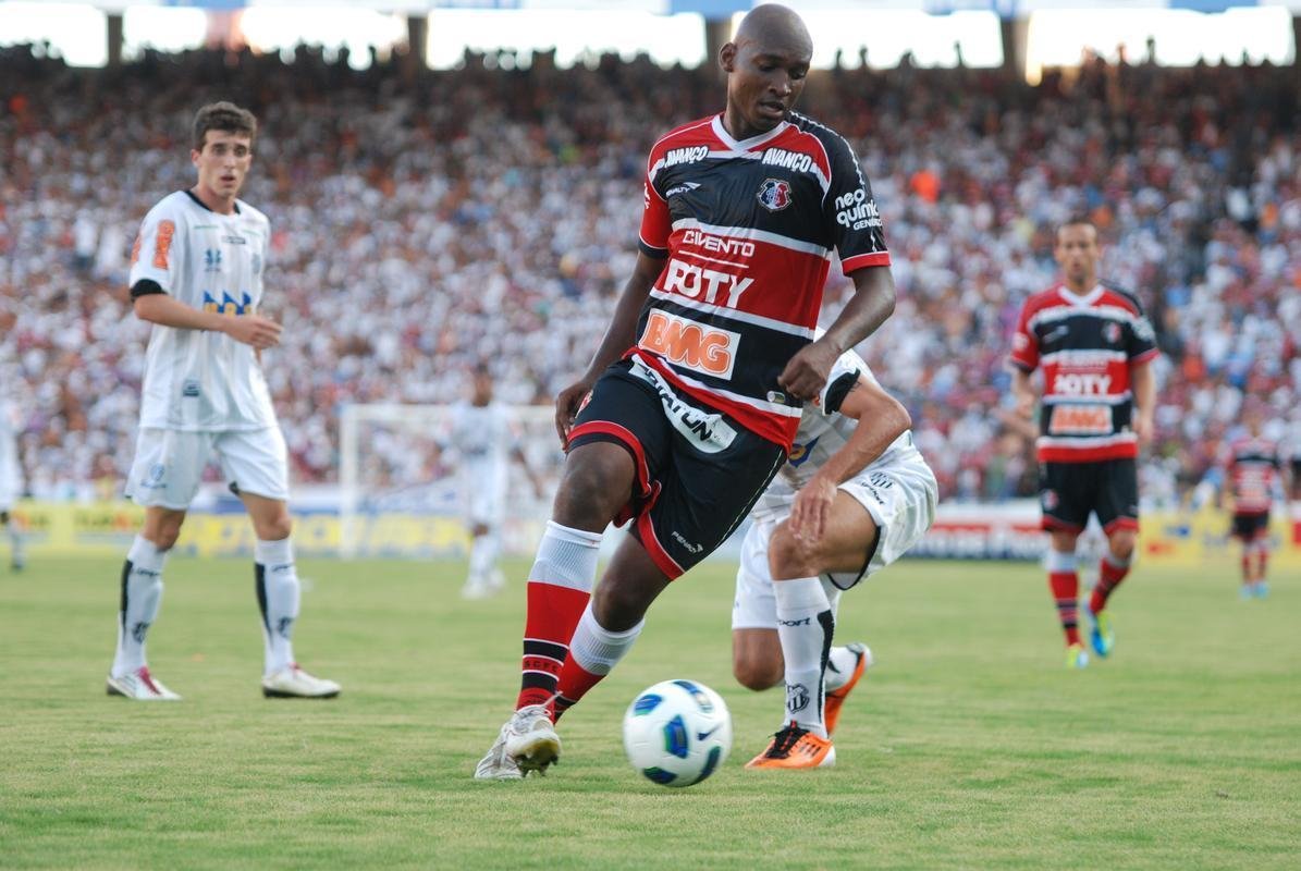 Camisa da Penalty para a temporada de 2011 que marcou a conquista do Pernambucano e o acesso à Série C do Brasileiro