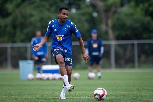 Airton (atacante pela direita) - 43% dos votos