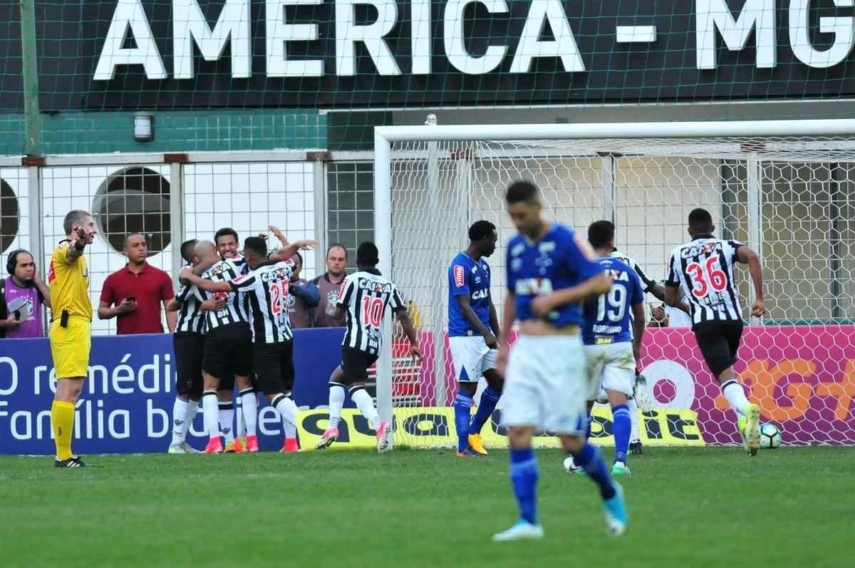 Fred festeja segundo gol do Atltico no clssico 500 contra o Cruzeiro