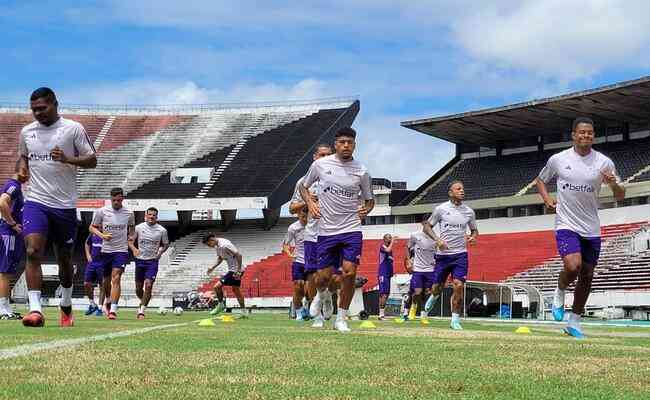 Jogadores reservas do Cruzeiro fizeram treino fsico e ttico no estdio do Arruda, no Recife