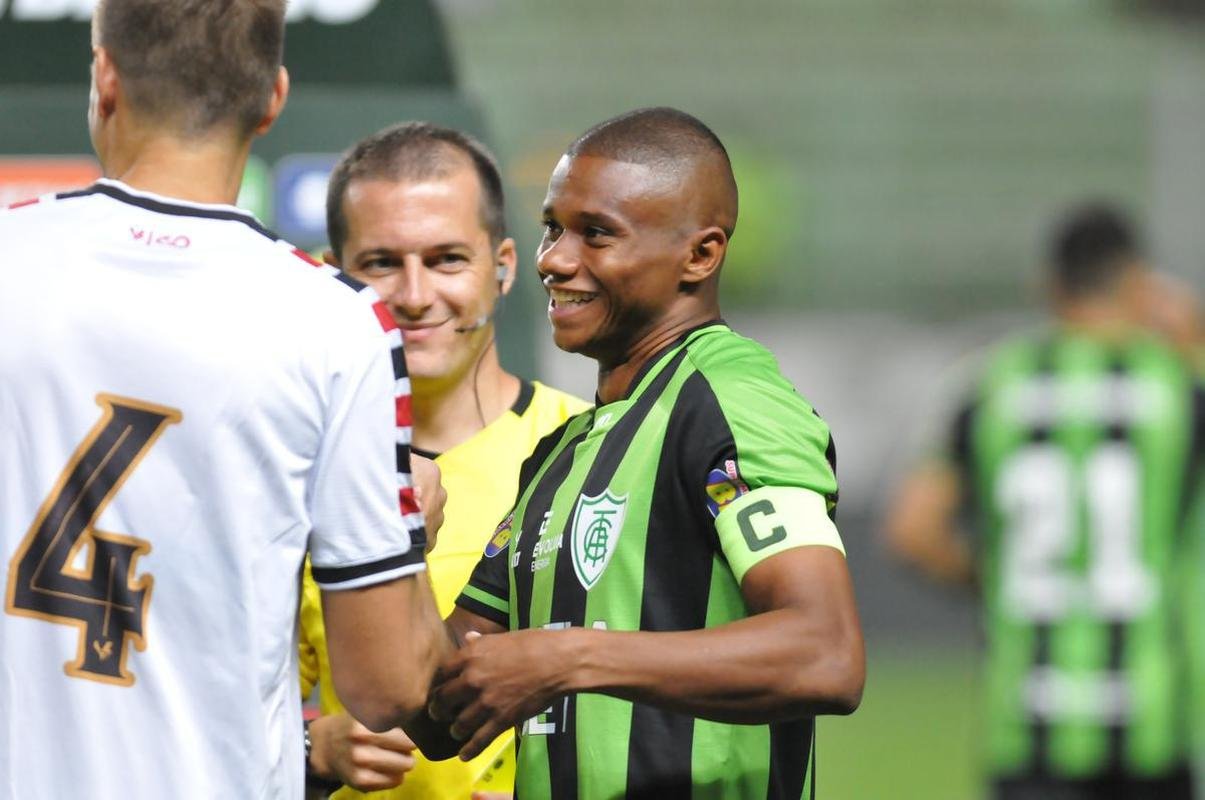 Fotos do jogo entre Amrica e Santa Cruz