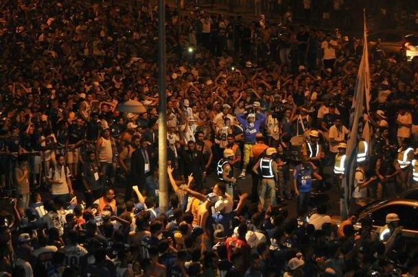 Jogadores desceram do nibus em meio  torcida na chegada ao Mineiro