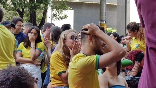 Tristeza da torcida com a elimina��o do Brasil na Copa