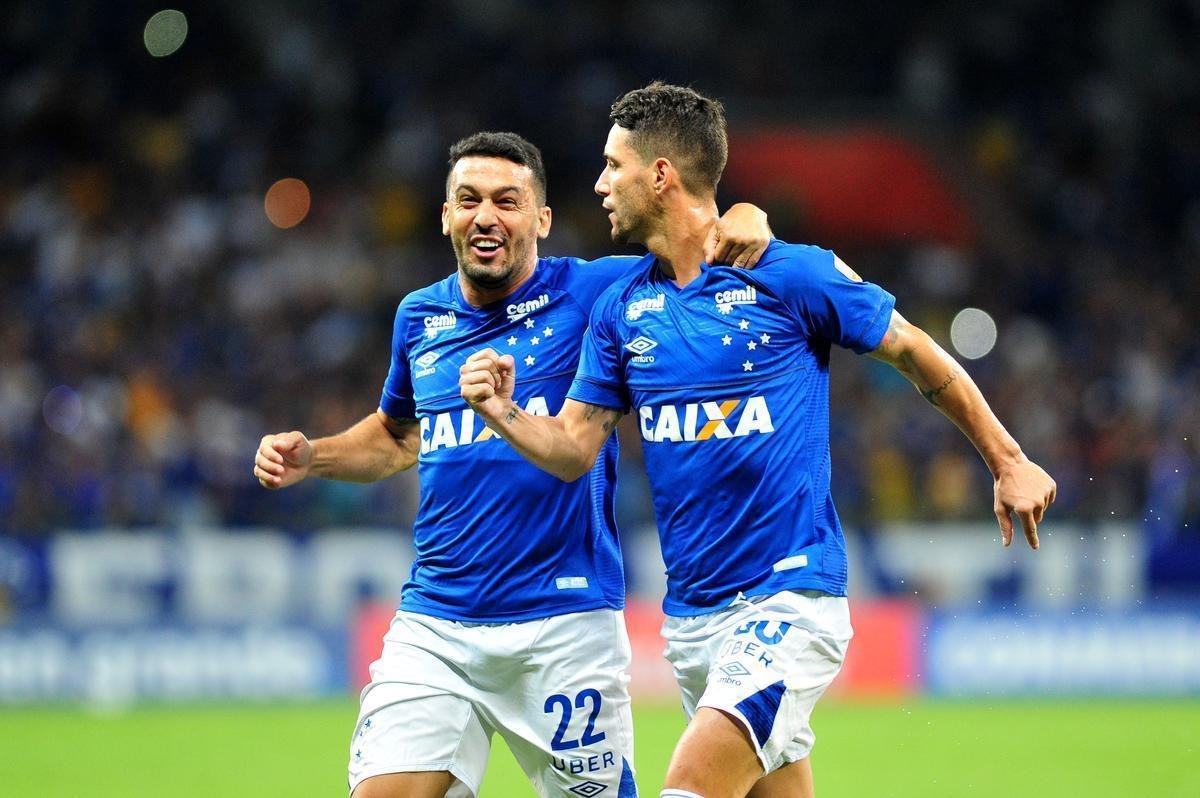 Thiago Neves marcou primeiro gol do Cruzeiro em cobrana de falta