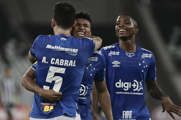Fotos de Botafogo x Cruzeiro, no estádio Nilton Santos, pela 29ª rodada do Brasileiro