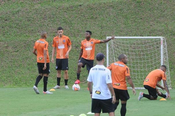 Treino do Atltico nesta segunda-feira, na Cidade do Galo, contou com a volta do meia  Juan Cazares. Direo no chegou a acordo para vend-lo a clube saudita. Tcnico Rafael Dudamel relacionou 23 jogadores para a viagem a Santa Fe, local da estreia na Sul-Americana, quinta-feira, contra o Unin-ARG. Jogador equatoriano ficou fora da lista.