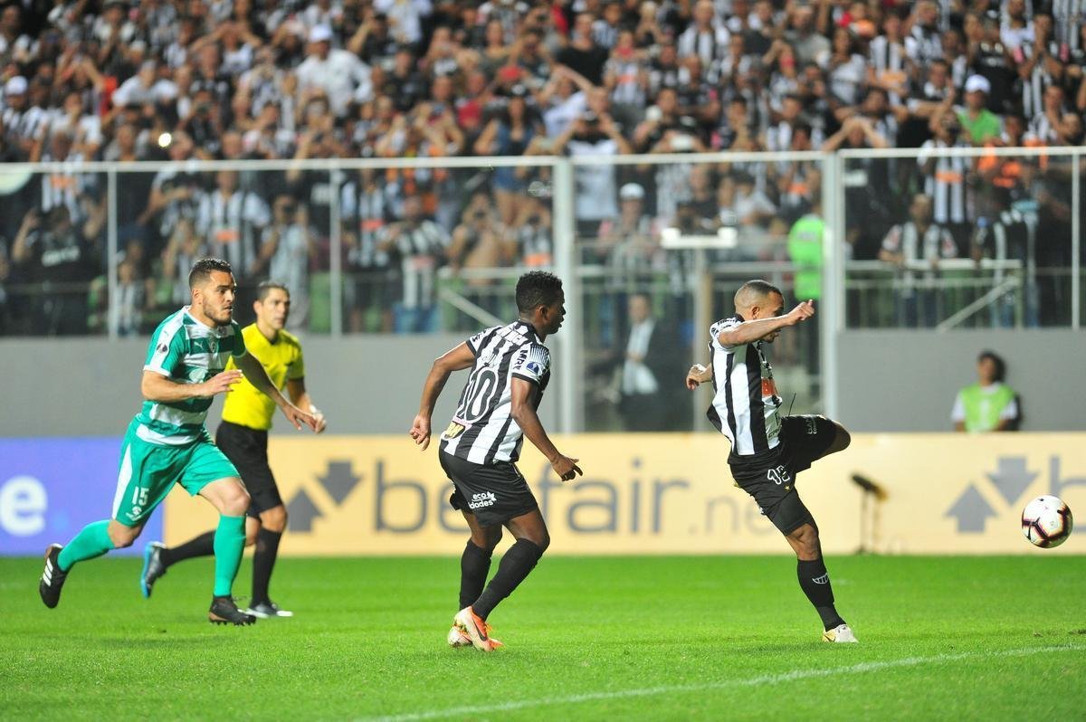 Cazares perde pnalti, Otero marca, mas rbitro invalida gol por invaso da grande rea