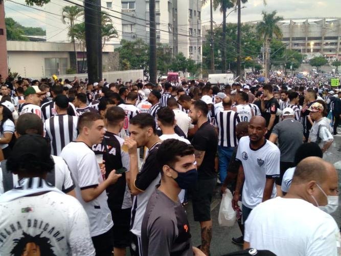 Torcedores do Atlético no entorno do Mineirão antes do jogo contra o Corinthians. Tarde/noite de chuva, trânsito ruim e filas longas no Gigante da Pampulha