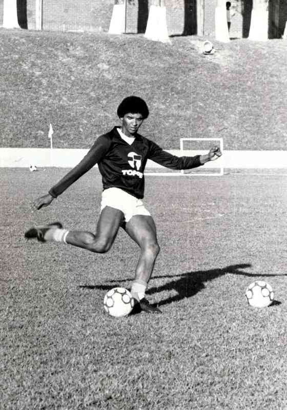 Geraldo (zagueiro): dividiu a artilharia do Cruzeiro no Campeonato Brasileiro de 1986 com o ponta-direita Robson, com seis gols. No caso do defensor, foram trs tentos de falta, um de pnalti e dois com a bola rolando. Na competio, o time celeste ficou em oitavo lugar entre 48 participantes.