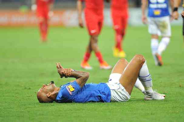 Imagens do duelo entre Cruzeiro e Internacional, no Mineiro, pela 22 rodada do Brasileiro 