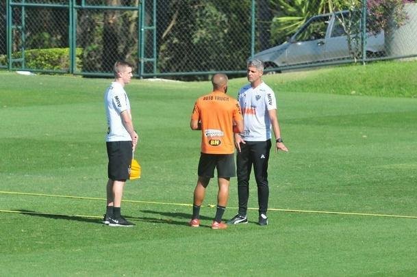 Tcnico Rodrigo Santana comandou treino nesta tera-feira  tarde, na Cidade do Galo, e definiu o time do Atltico para enfrentar o Coln, na Argentina, pela semifinal da Copa Sul-Amercana: Cleiton; Patric, Igor Rabello, Rver e Fbio Santos; Z Welison e Elias; Char, Vincius e Cazares; Franco Di Santo.