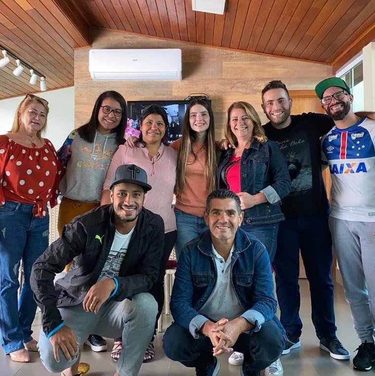 Zagueiro Leo, do Cruzeiro, ao lado da famlia