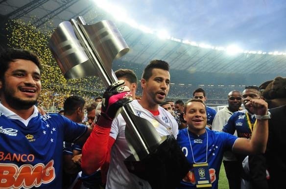 Mesmo com derrota para o Bahia, Cruzeiro fez festa e recebeu o trofu do Brasileiro
