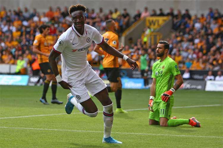 Abraham - A festa de aniversário do atacante do Chelsea Tammy Abraham será investigada pela FA (Football Association) por violar as regras de isolamento social da Inglaterra. Na confraternização realizada em outubro também estavam o lateral do Chelsea Ben Chilwell e o meio-campista Jadon Sancho, do Borussia Dortmund.