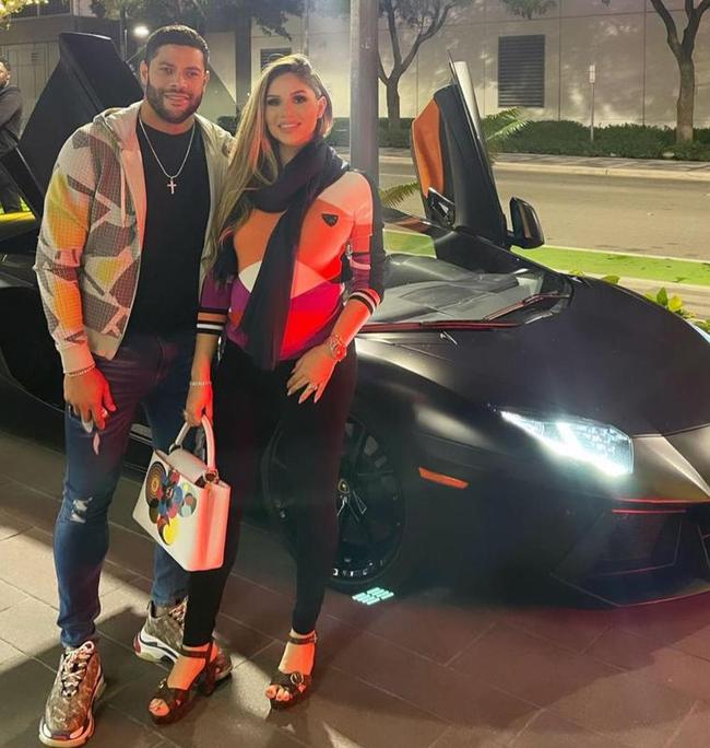 Hulk e esposa, Camila Ângelo, ao lado do Lamborghini Aventdor alugado por eles em Miami