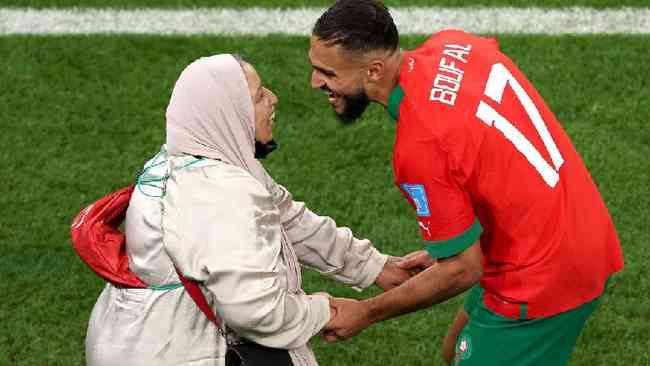 10 de dezembro: Sofiane Boufal, do Marrocos, comemora com a me a vitria sobre Portugal nas quartas de final (foto de Alexander Hassenstein)