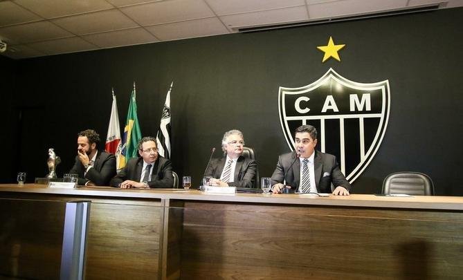 DEZEMBRO: no dia 11 de dezembro, Sérgio Sette Câmara venceu a eleição presidencial do Atlético contra Fabiano Lopes Ferreira (266 a 41). No mesmo dia, anunciou a permanência de Oswaldo de Oliveira e as contratações de Alexandre Gallo (diretor de futebol) e Paulo Paixão (preparador físico). Nos dias seguintes, decretou várias mudanças. A mais impactante foi a demissão de André Figueiredo, dirigente das categorias de base. Para o seu lugar, foi contratado Marques, ídolo do clube.